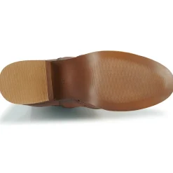 Betty London - LARISSA