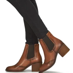 Betty London - LARISSA